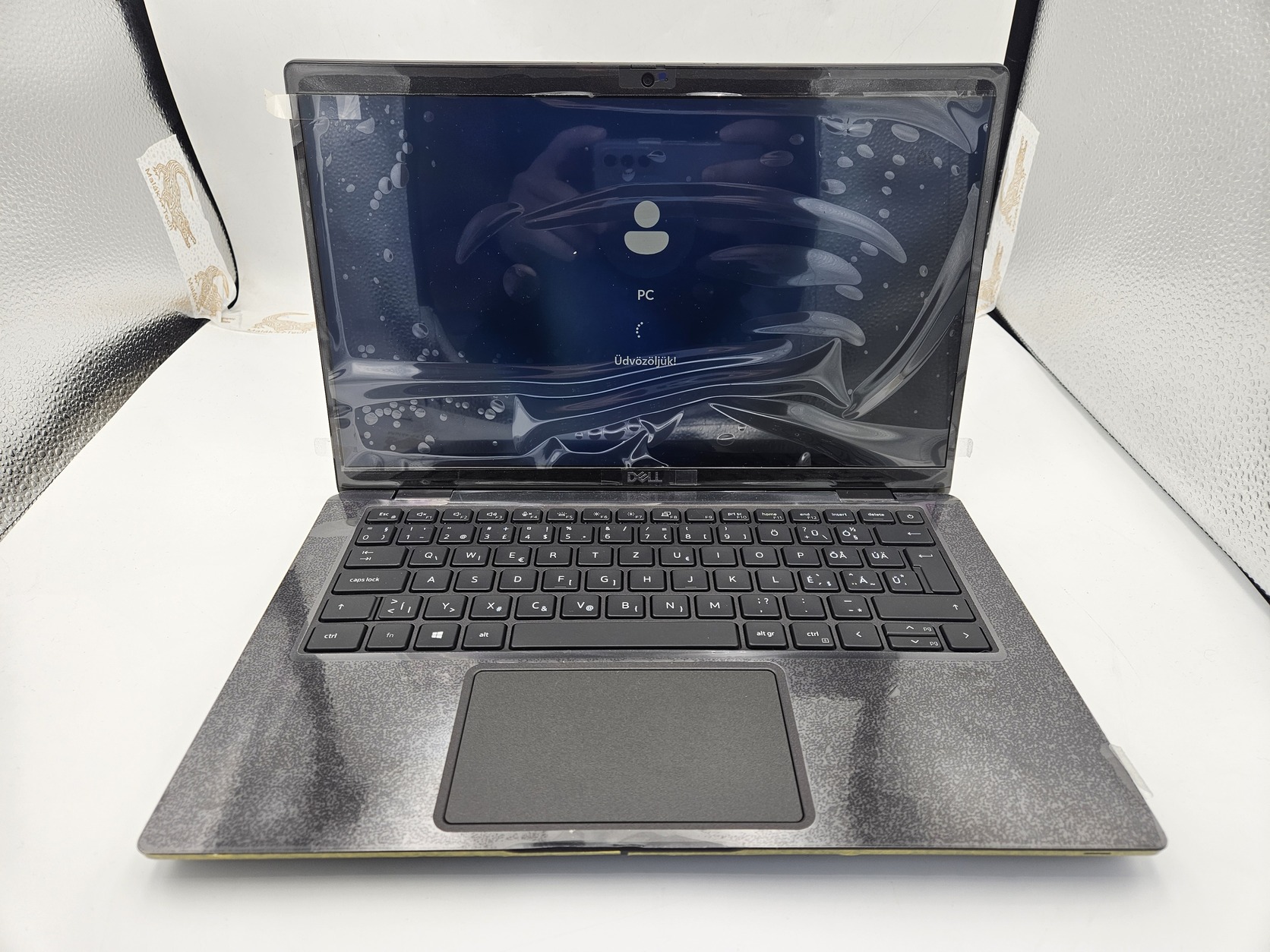 Dell Latitude 7430 nyitott állapotban, oldalnézet