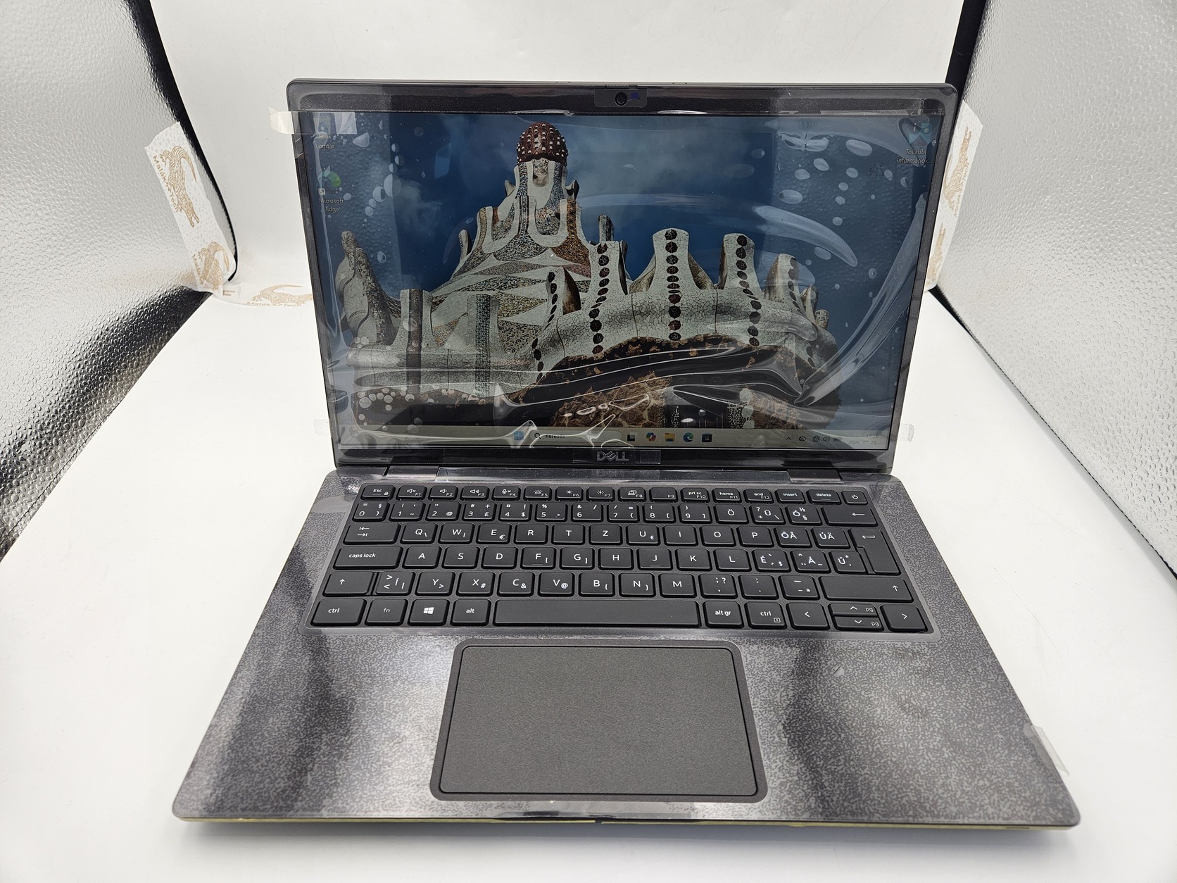 Dell Latitude 7430 bekapcsolva, kijelző közelről