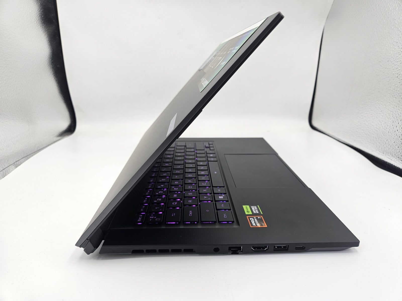 Gigabyte Aero X16 16 colos gamer laptop – termékfotó 3