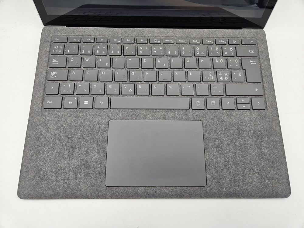 Nordic alapról magyarított Surface Laptop Alcantara billentyűzettel