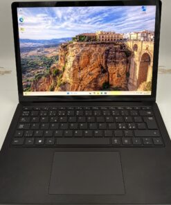 Surface Laptop 5 fekete, nyitva, a 13,5 colos PixelSense érintőkijelzővel