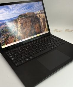 Surface Laptop 5 Matte Black alumínium csuklótámasszal, oldalról