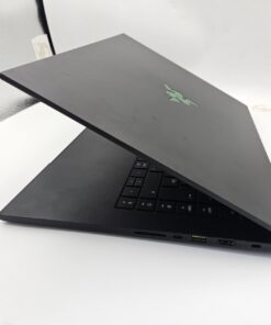 Razer Blade 16 RTX 5090 lehajtott kijelzővel, Razer logóval