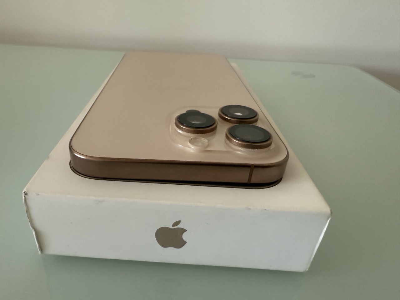 Apple iPhone 16 Pro Max sivatagi titán, kameramodul közelről