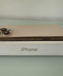 Apple iPhone 16 Pro Max sivatagi titán, oldalsó gombok közelről