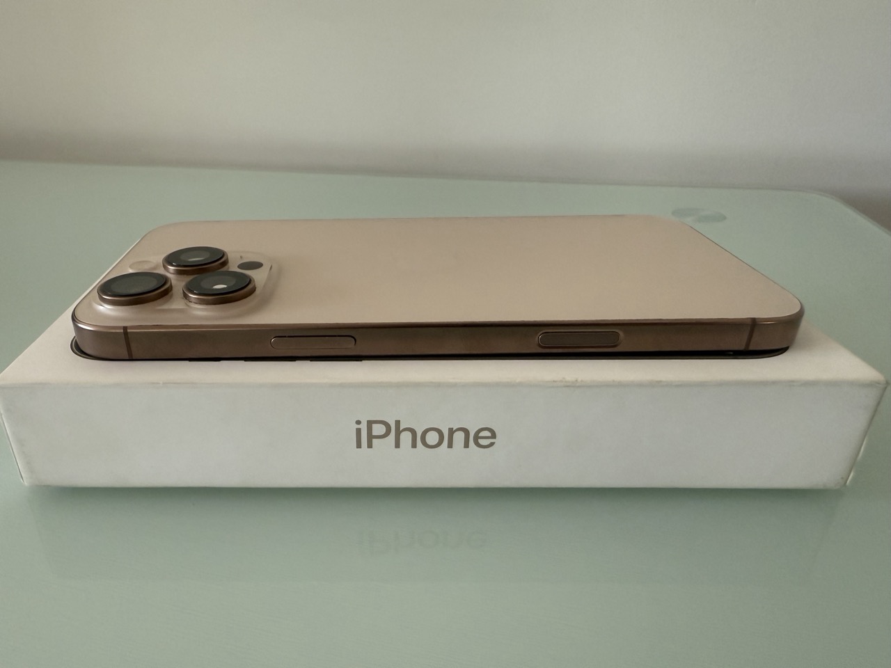 Apple iPhone 16 Pro Max sivatagi titán, oldalsó gombok közelről