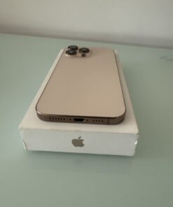 Apple iPhone 16 Pro Max sivatagi titán, hátlap az eredeti dobozon