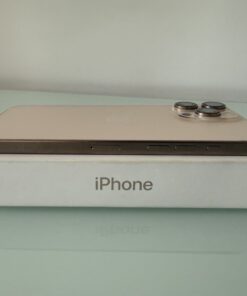 Apple iPhone 16 Pro Max sivatagi titán, oldalnézet az eredeti dobozzal