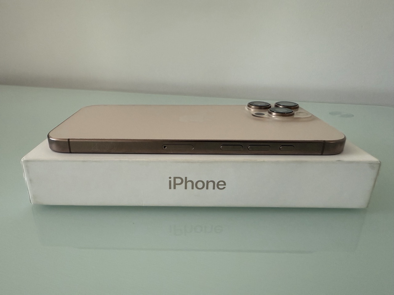 Apple iPhone 16 Pro Max sivatagi titán, oldalnézet az eredeti dobozzal