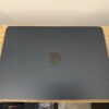 Apple MacBook Air 13" M2 éjfekete fedlap felülről, Apple logóval
