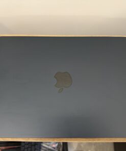 Apple MacBook Air 13" M2 éjfekete fedlap felülről, Apple logóval