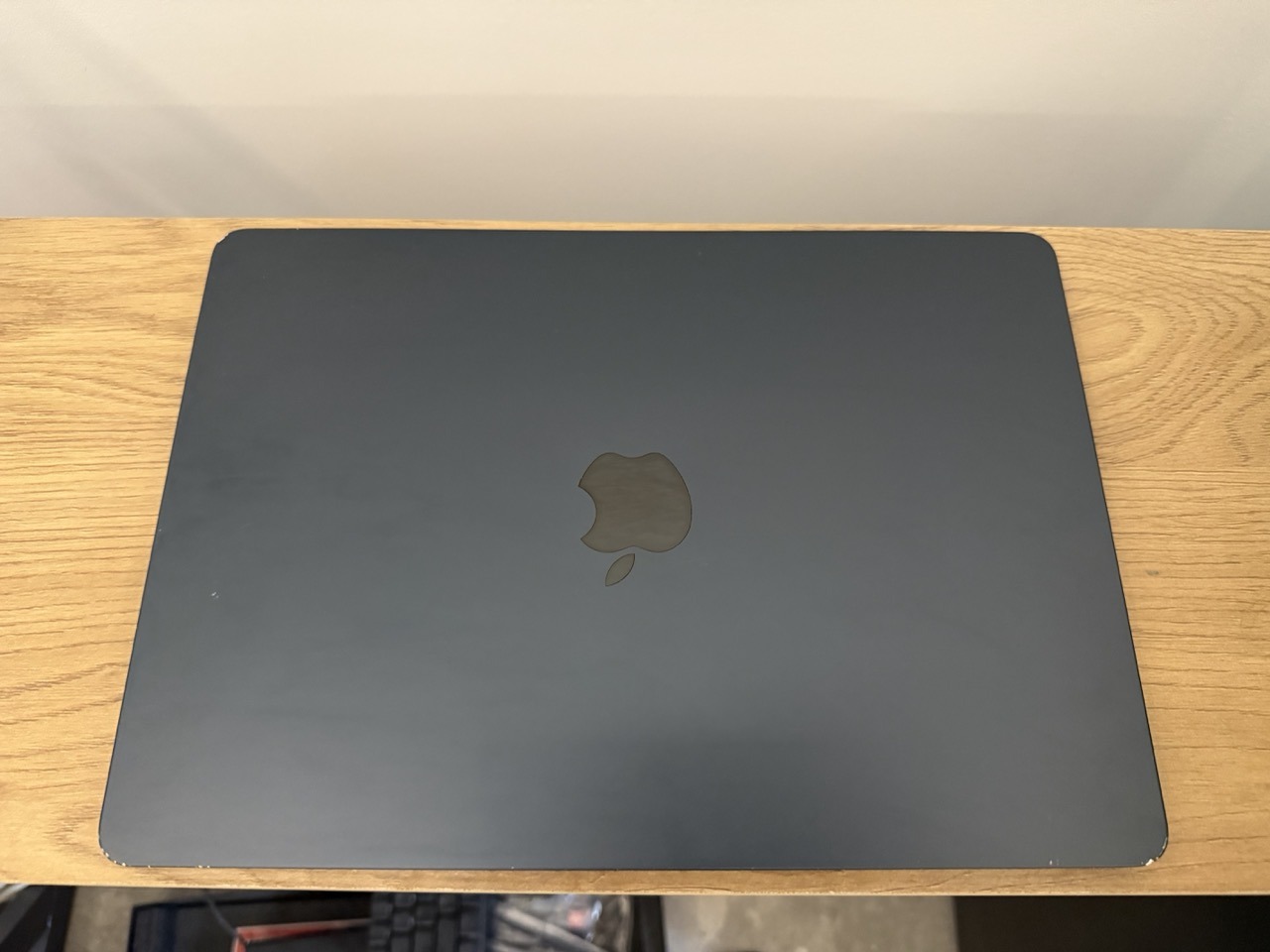 Apple MacBook Air 13" M2 éjfekete fedlap felülről, Apple logóval