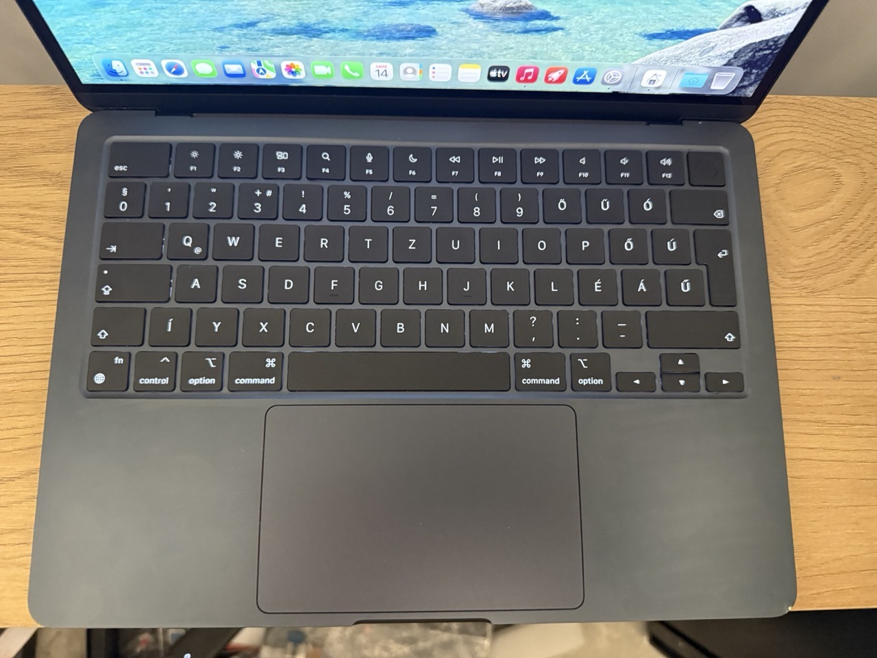 MacBook Air 13" M2 gyári magyar billentyűzet és trackpad, éjfekete
