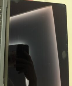 Használt MacBook Air 13" M2 kijelzőjének karcai közelről, Grade B mínusz kozmetikai állapot