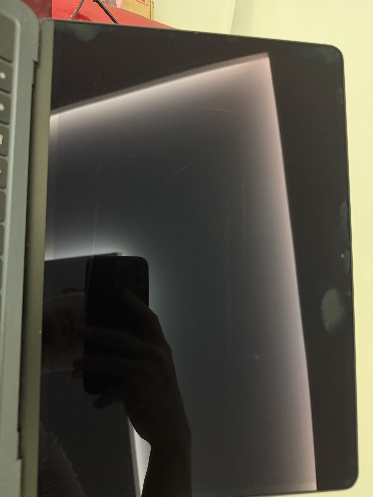 Használt MacBook Air 13" M2 kijelzőjének karcai közelről, Grade B mínusz kozmetikai állapot