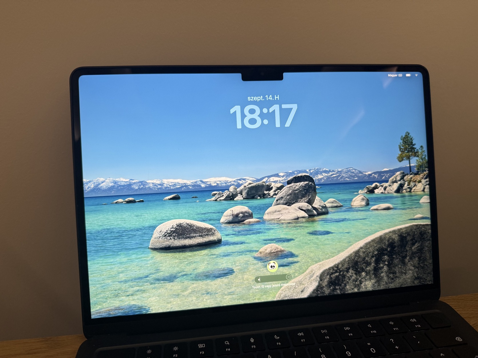 MacBook Air 13" M2 zárolási képernyő, magyar nyelvű macOS, Liquid Retina kijelző
