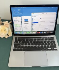 Apple MacBook Pro 13" 2020 i7 16GB/512GB asztroszürke – nyitott kijelző és gyári magyar billentyűzet elölről