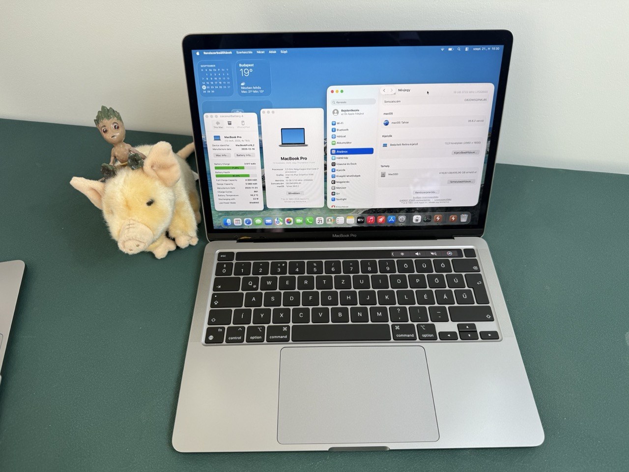 Apple MacBook Pro 13" 2020 i7 16GB/512GB asztroszürke – nyitott kijelző és gyári magyar billentyűzet elölről