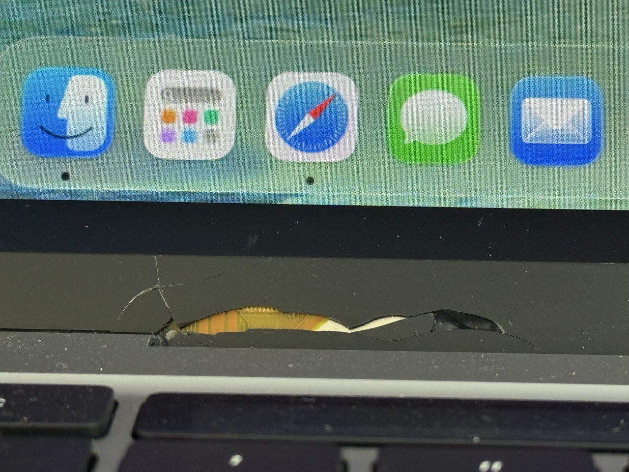 Apple MacBook Pro 13" 2020 i7 16GB/512GB asztroszürke – a kijelző alsó keretsávjának letörése közelről