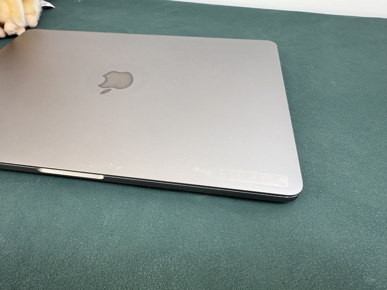 Apple MacBook Pro 13" 2020 i7 16GB/512GB asztroszürke – fedlap sarka