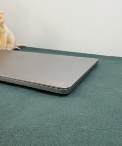 Apple MacBook Pro 13" 2020 i7 16GB/512GB asztroszürke – csukott gép oldalnézetből