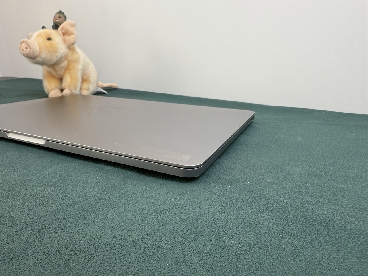 Apple MacBook Pro 13" 2020 i7 16GB/512GB asztroszürke – csukott gép oldalnézetből