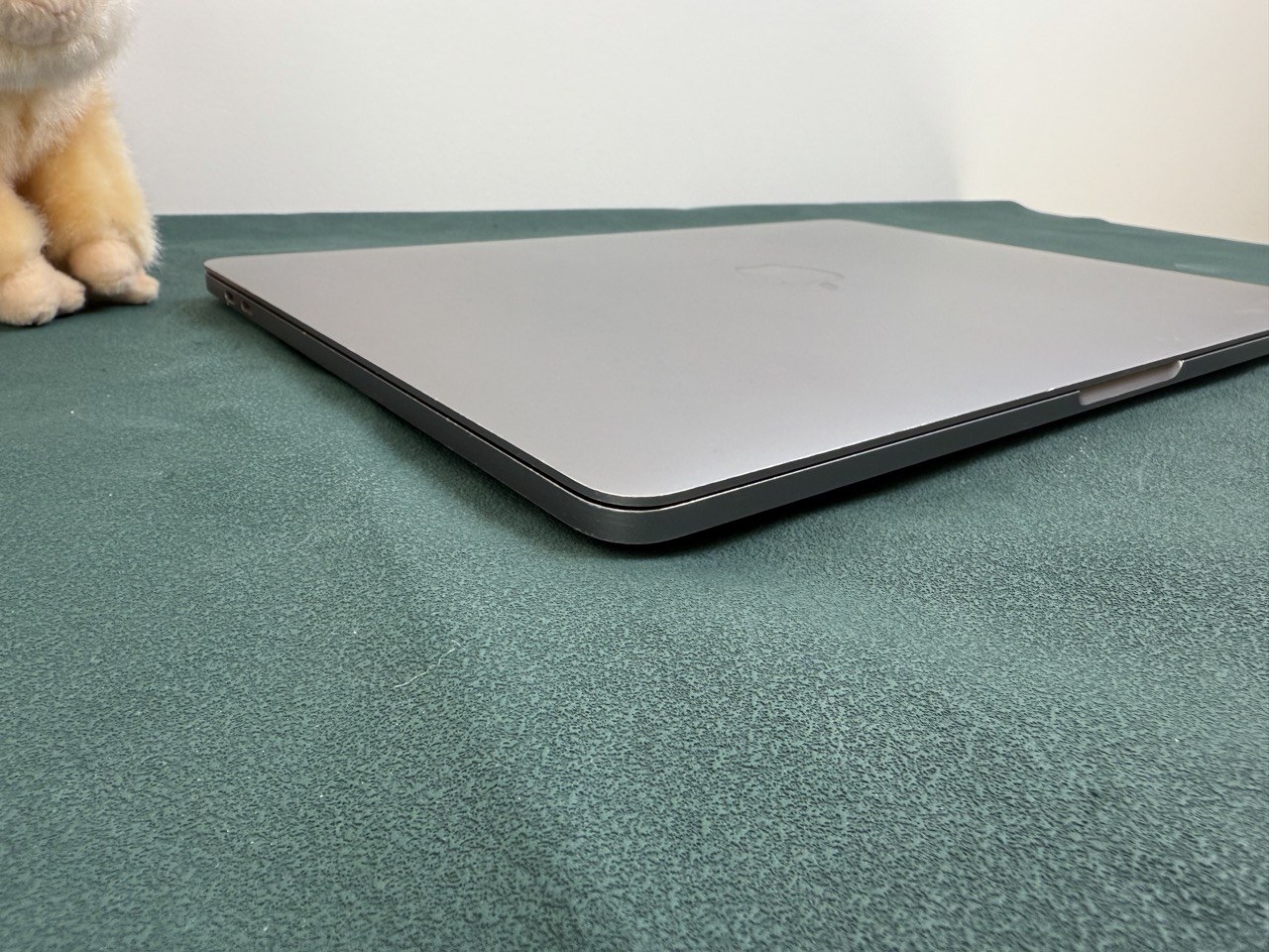 Apple MacBook Pro 13" 2020 i7 16GB/512GB asztroszürke – csukott gép sarka közelről