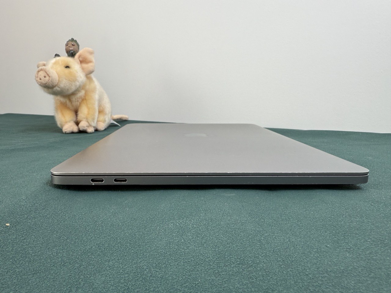 Apple MacBook Pro 13" 2020 i7 16GB/512GB asztroszürke – bal oldal, két Thunderbolt 3 port