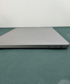 Apple MacBook Pro 13" 2020 i7 16GB/512GB asztroszürke – jobb oldal, két Thunderbolt 3 port és 3,5 mm jack