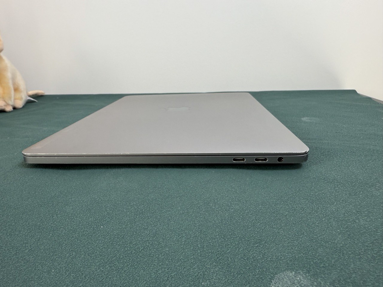 Apple MacBook Pro 13" 2020 i7 16GB/512GB asztroszürke – jobb oldal, két Thunderbolt 3 port és 3,5 mm jack