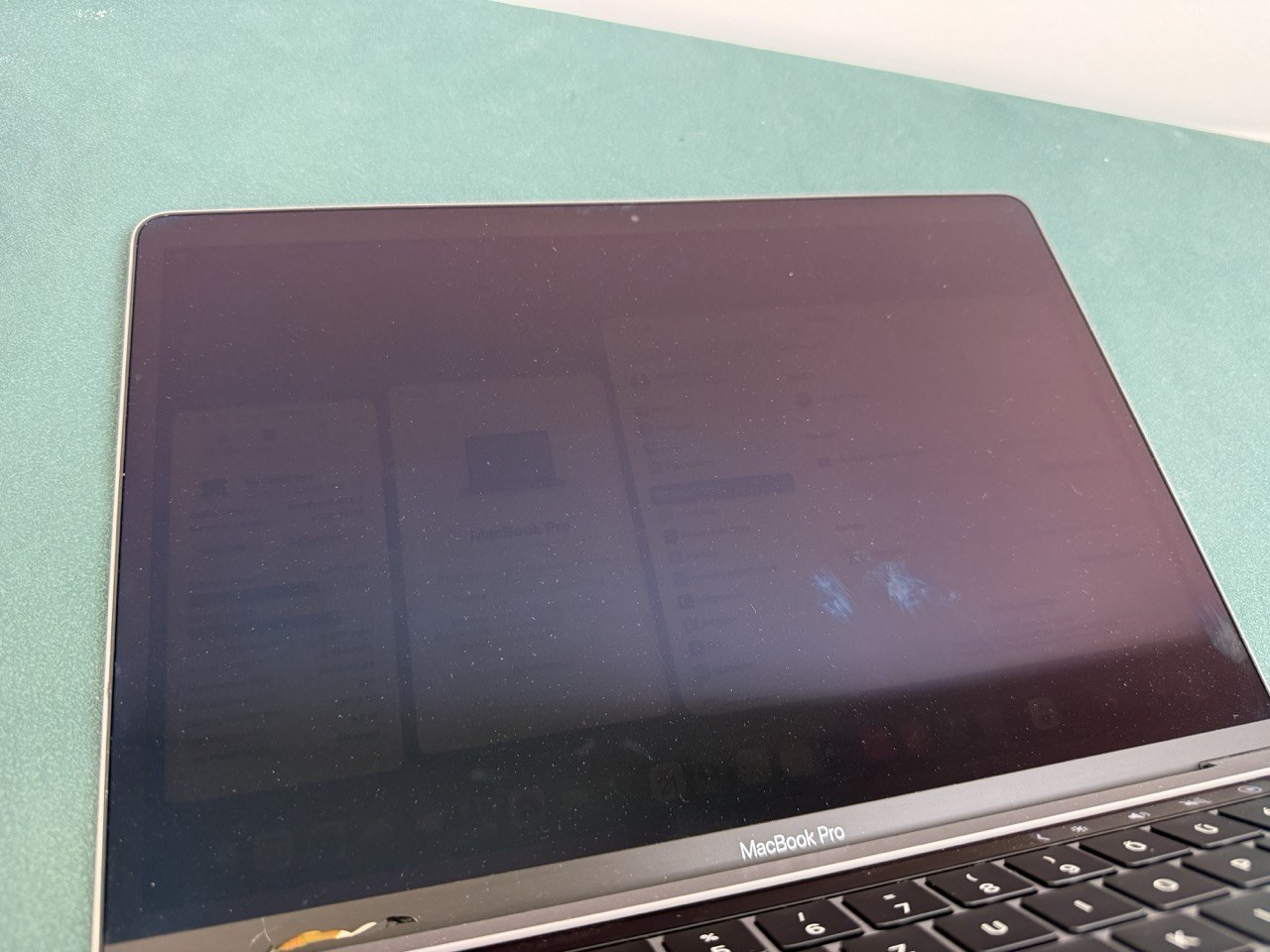 Apple MacBook Pro 13" 2020 i7 16GB/512GB asztroszürke – kikapcsolt kijelző felülete