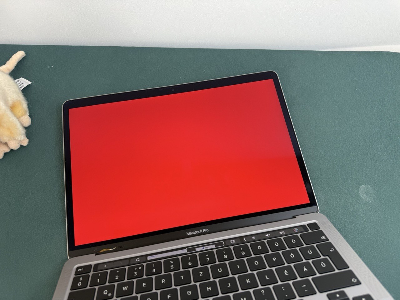 Apple MacBook Pro 13" 2020 i7 16GB/512GB asztroszürke – piros kijelzőteszt