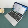 Apple MacBook Pro 13" 2020 i7 16GB/512GB asztroszürke – nyitott gép oldalról, gyári magyar billentyűzet