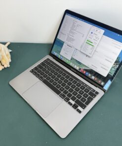 Apple MacBook Pro 13" 2020 i7 16GB/512GB asztroszürke – nyitott gép oldalról, gyári magyar billentyűzet