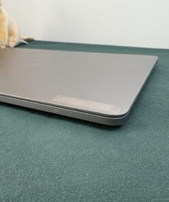 Apple MacBook Pro 13" 2020 i7 16GB/512GB asztroszürke – fedlap sarka