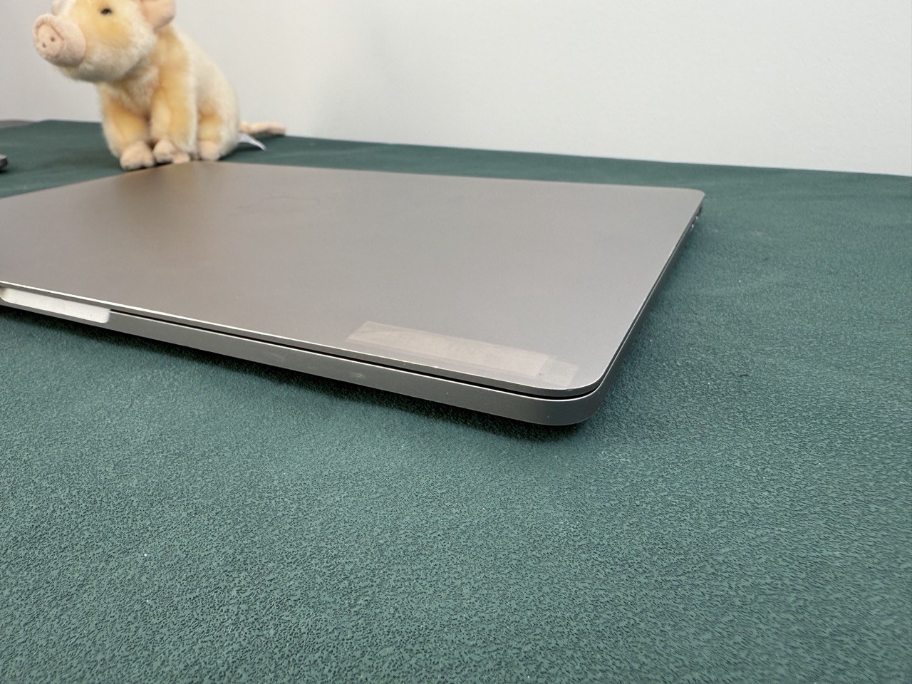 Apple MacBook Pro 13" 2020 i7 16GB/512GB asztroszürke – fedlap sarka