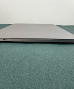 Apple MacBook Pro 13" 2020 i7 16GB/512GB asztroszürke – bal oldal, két Thunderbolt 3 port