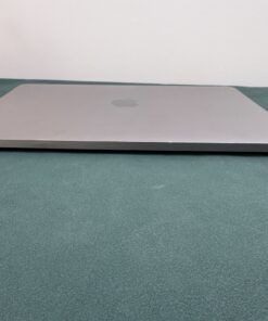 Apple MacBook Pro 13" 2020 i7 16GB/512GB asztroszürke – csukott gép hátulról, zsanér