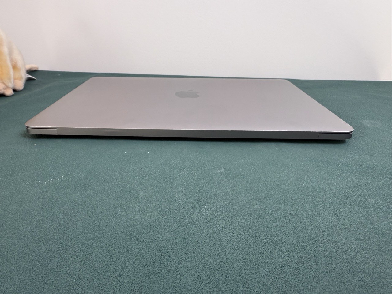 Apple MacBook Pro 13" 2020 i7 16GB/512GB asztroszürke – csukott gép hátulról, zsanér