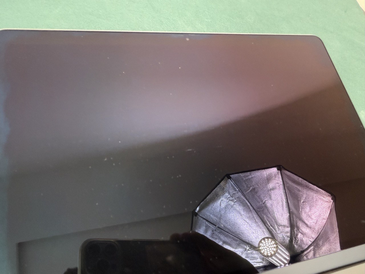 Apple MacBook Pro 13" 2020 i7 16GB/512GB asztroszürke – kikapcsolt kijelző felülete