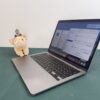 Apple MacBook Pro 13" 2020 i7 32GB/512GB asztroszürke – nyitott gép oldalról, gyári magyar billentyűzet