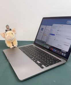 Apple MacBook Pro 13" 2020 i7 32GB/512GB asztroszürke – nyitott gép oldalról, gyári magyar billentyűzet