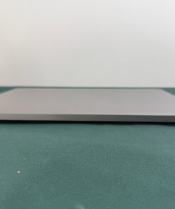 Apple MacBook Pro 13" 2020 i7 32GB/512GB asztroszürke – csukott gép hátulról, zsanér