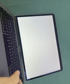 Apple MacBook Pro 13" 2020 i7 32GB/512GB asztroszürke – fehér kijelzőteszt oldalról