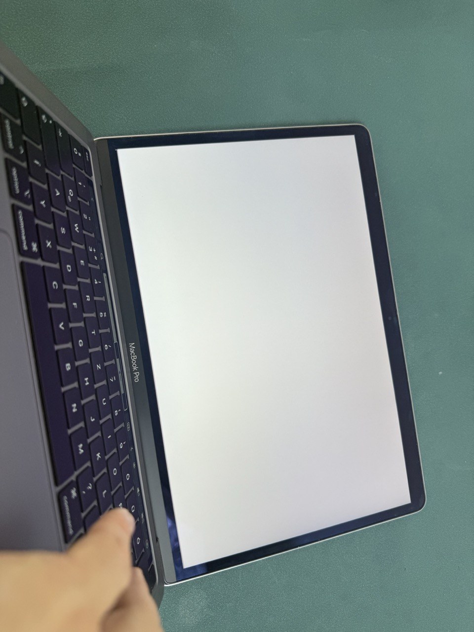Apple MacBook Pro 13" 2020 i7 32GB/512GB asztroszürke – fehér kijelzőteszt oldalról