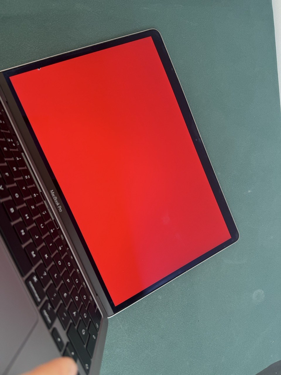 Apple MacBook Pro 13" 2020 i7 32GB/512GB asztroszürke – piros kijelzőteszt