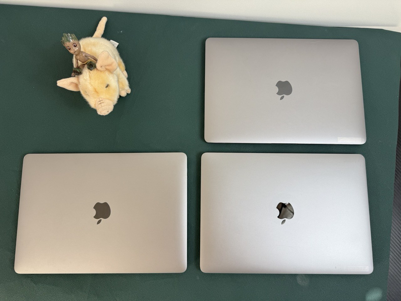 Apple MacBook Pro 13" 2020 i7 32GB/512GB asztroszürke – három MacBook Pro 13" 2020 egymás mellett
