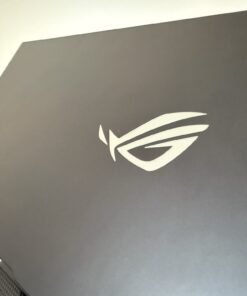 ASUS ROG Strix SCAR 17 G733QS fedél, ROG logó közelről