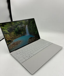 Dell XPS 13 Plus 9320 nyitva, 13,4 colos 4K+ 3840x2400 érintőkijelzővel, oldalnézetből