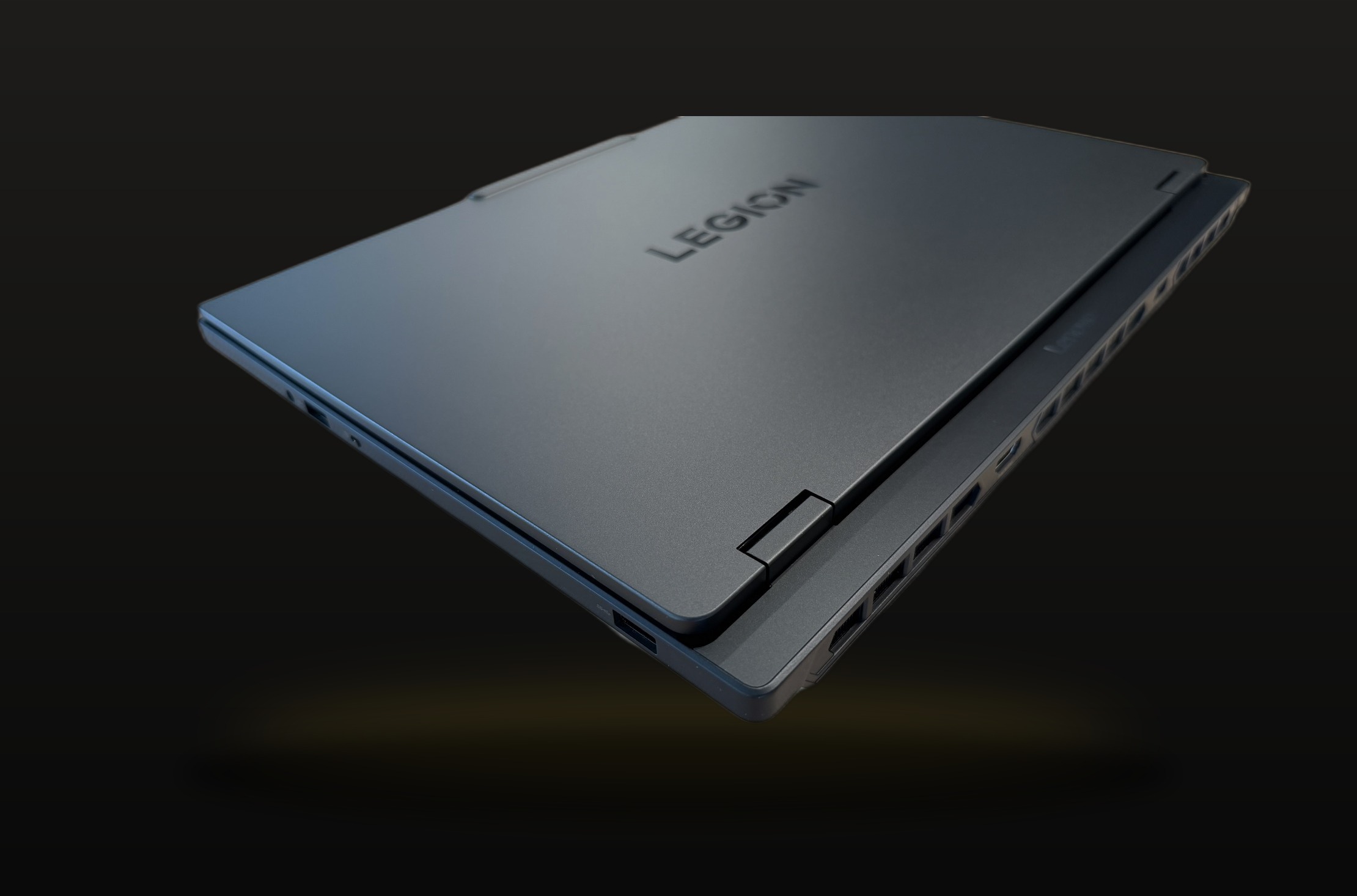 Lenovo Legion 5 15IAX10 felújított gamer laptop oldalnézete csatlakozókkal